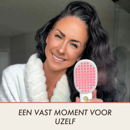 Vrouw met de hoofdhuidborstel in de hand, een vast moment voor uzelf