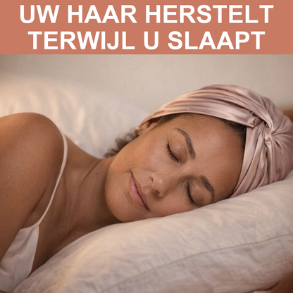 Vrouw slaapt op haar zij met de zijden slaapmuts op, hoofd op een wit kussen