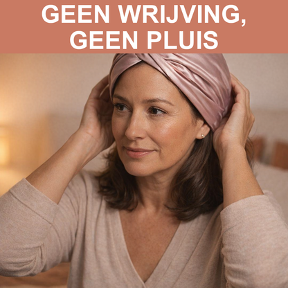Vrouw zet de zijden slaapmuts op voor het slapengaan in een warme slaapkamer